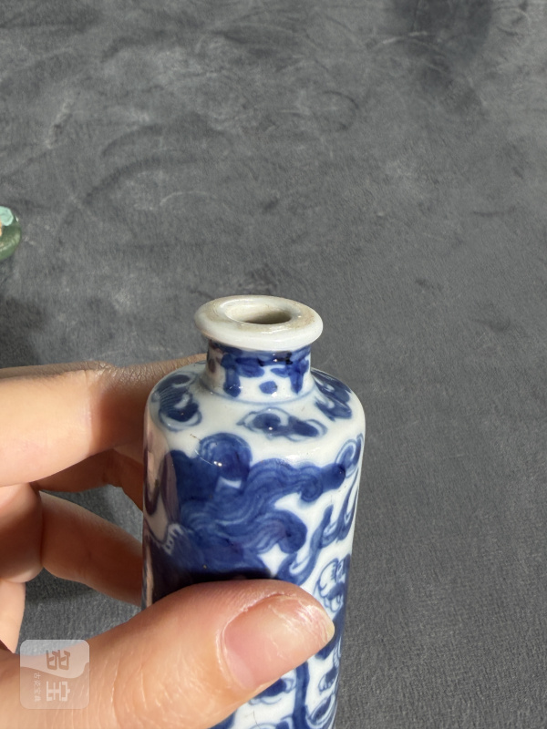 清中期青花狮子滚绣球纹鼻烟壶 - 图8